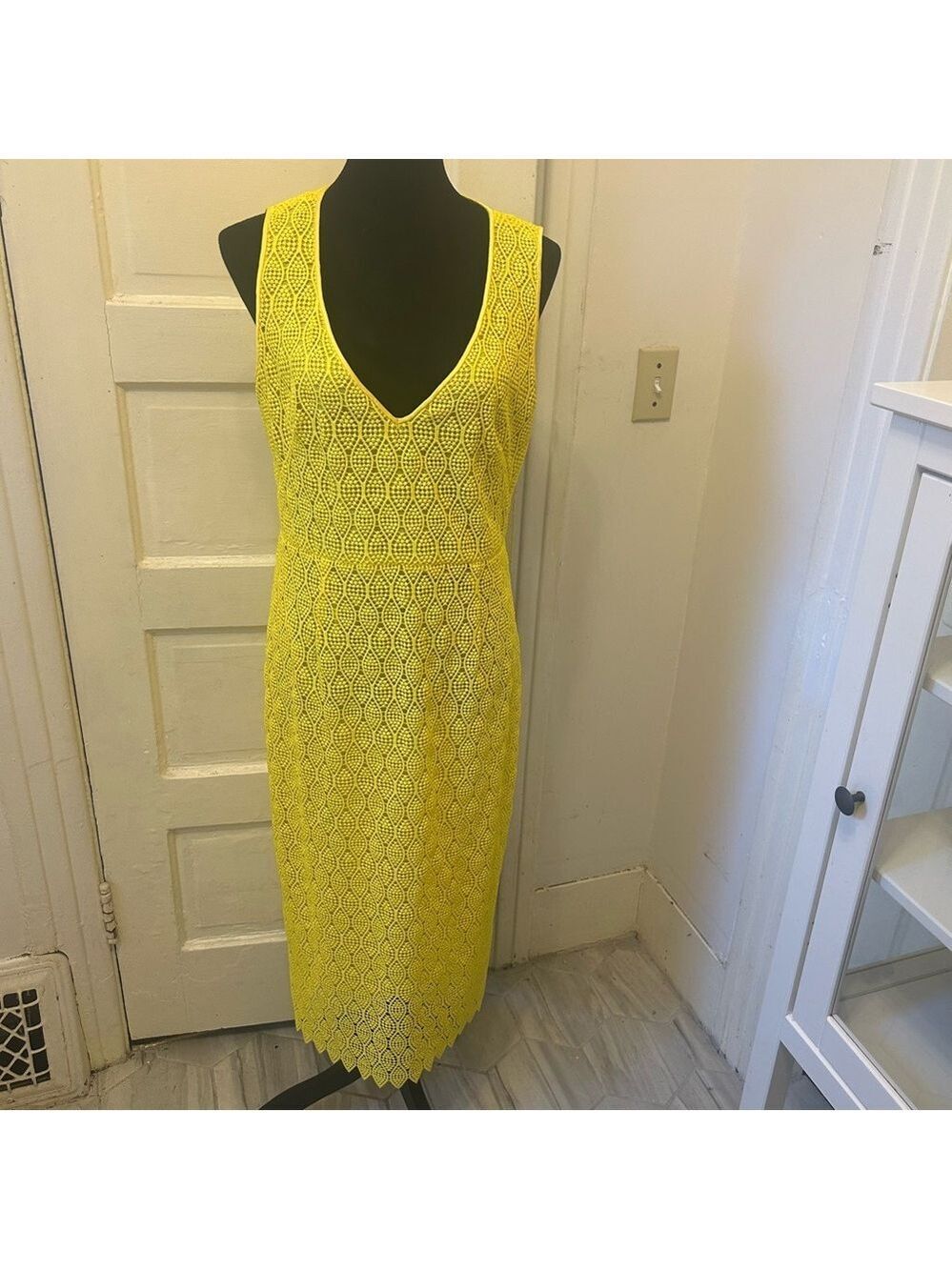 VTG Diane Von Furstenbwrg  Crochet  Yellow Low V Sleeveless Dress Resort Party